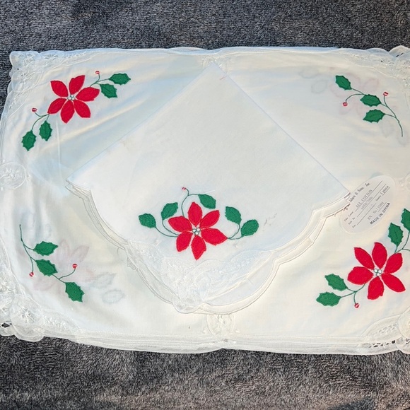 PLACEMAT & NAPKIN FOUR (4) PIECE SET POINSETTIA VINTAGE BATTENBURG LACE JABARA - Picture 2 of 12